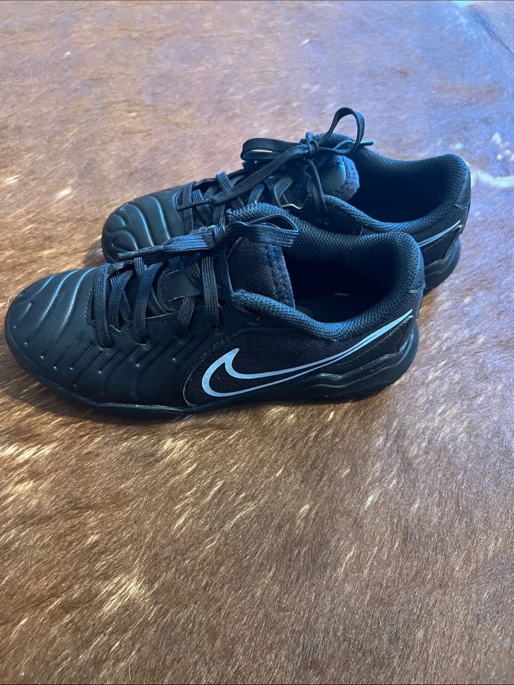 Nike Kids' Tiempo Maestro Club Indoor Soccer Shoes, size 1.5 Y